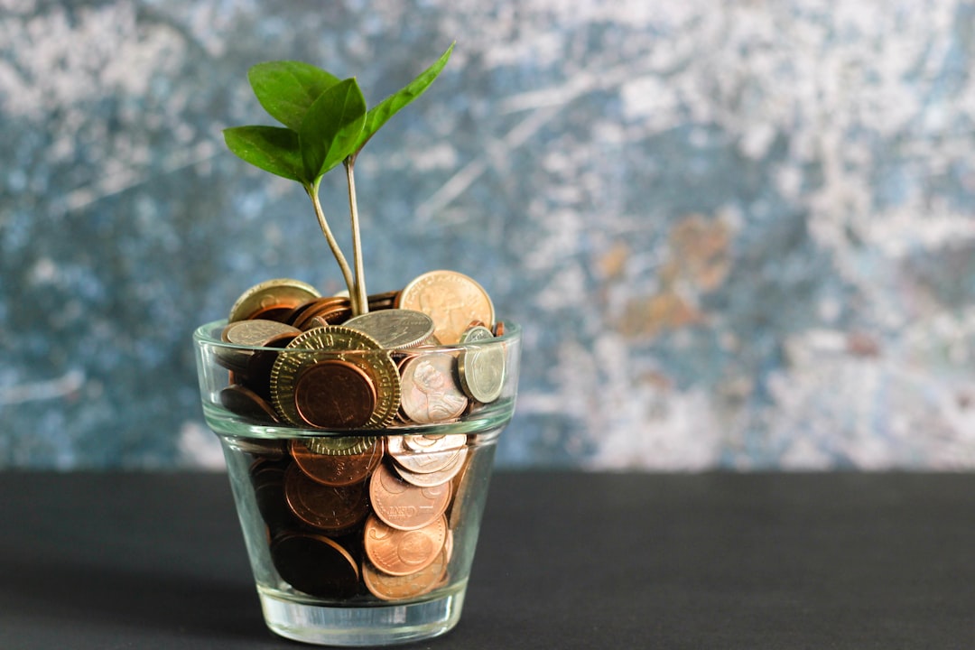 Tarro de ahorro con etiqueta de emergencia